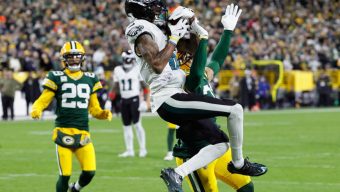 DeVonta Smith’s TD catch helps Eagles edge Packers in defensive struggle