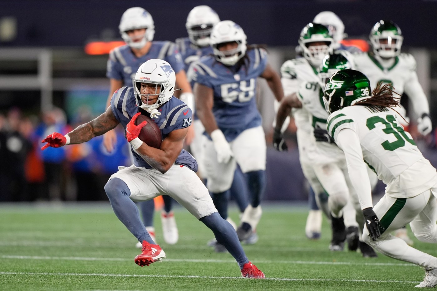 TreVeyon Henderson propels Patriots past Jets for 8th straight win