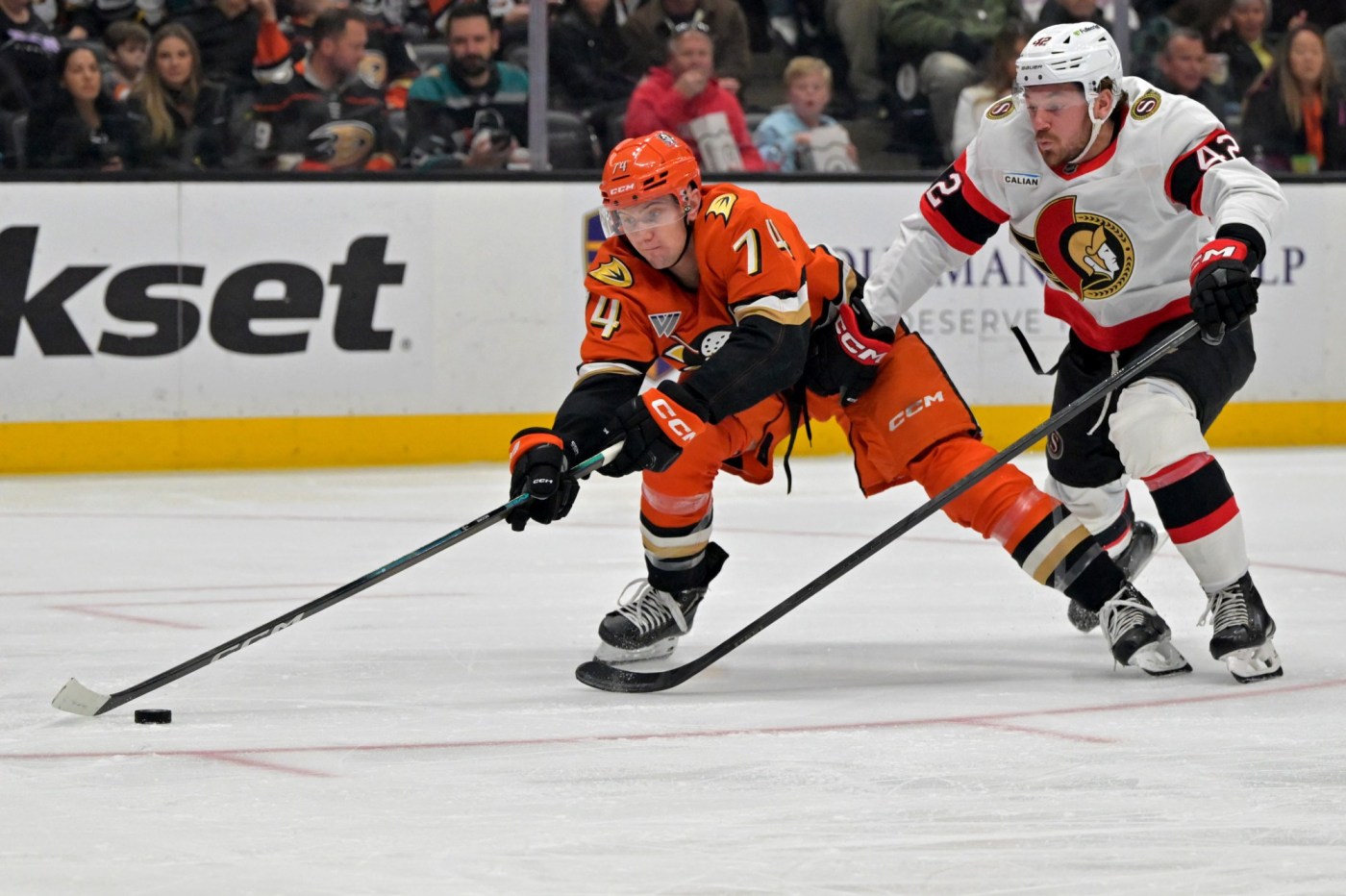 Senators hand Ducks a rare home loss with late goal