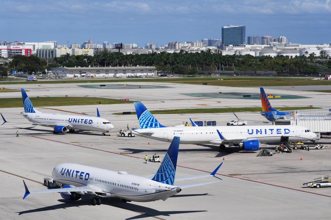 FAA bonuses to air traffic controllers with perfect attendance during shutdown leave thousands out