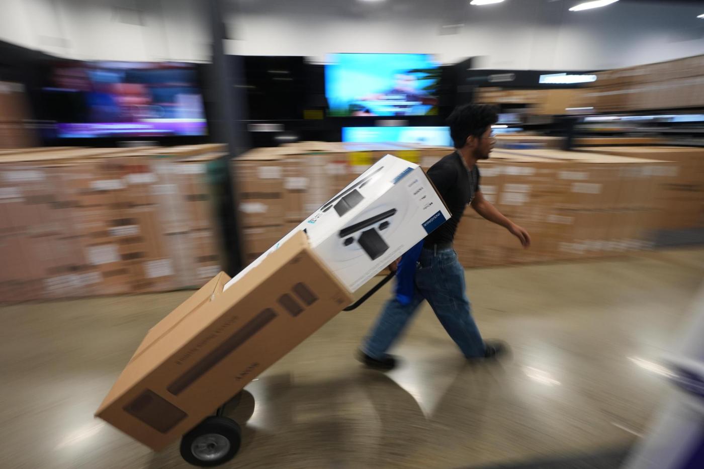US retail sales rose slightly in September, adding to months of big gains