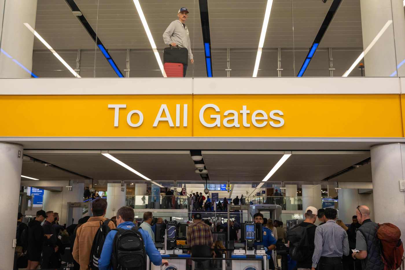 Weekend flight delays, cancellations, climb in Southern California, as government shutdown drags on