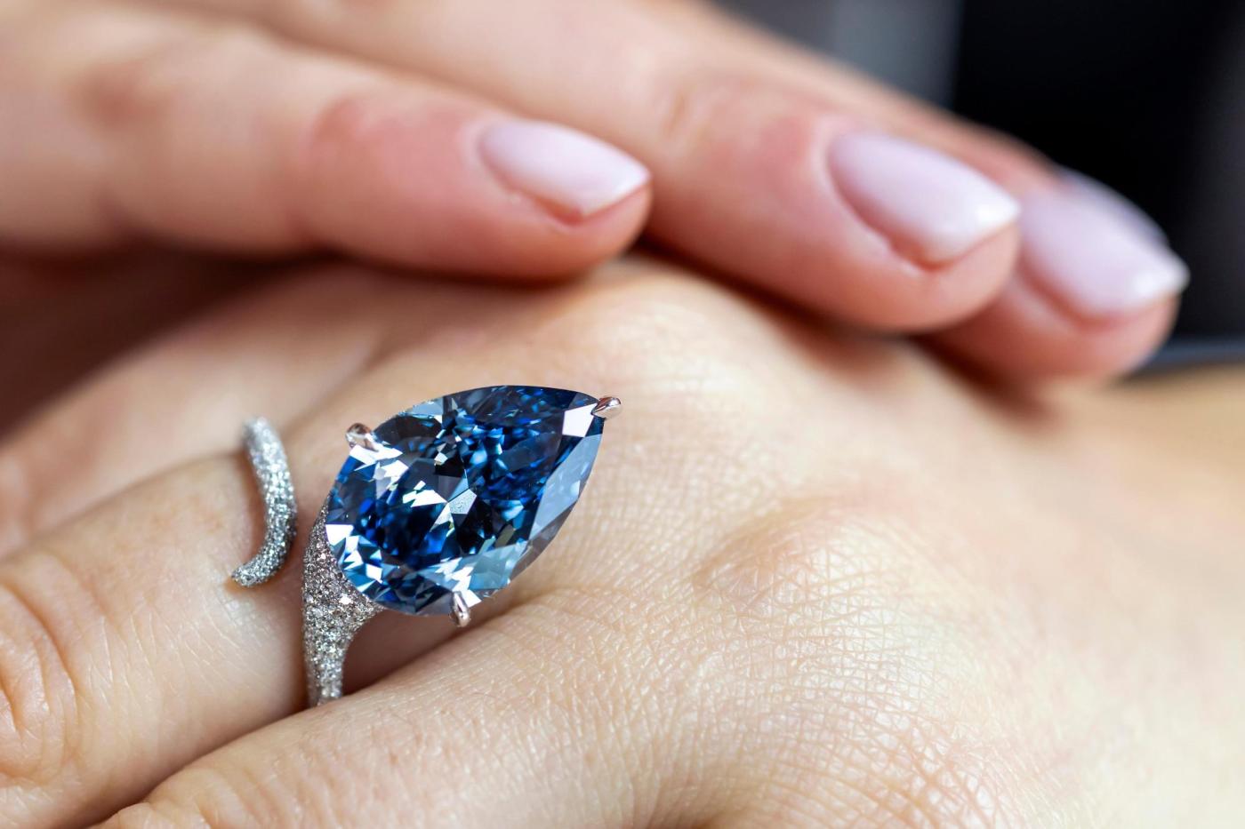 ‘Mellon Blue’ diamond sells for $26.6 million at Swiss auction