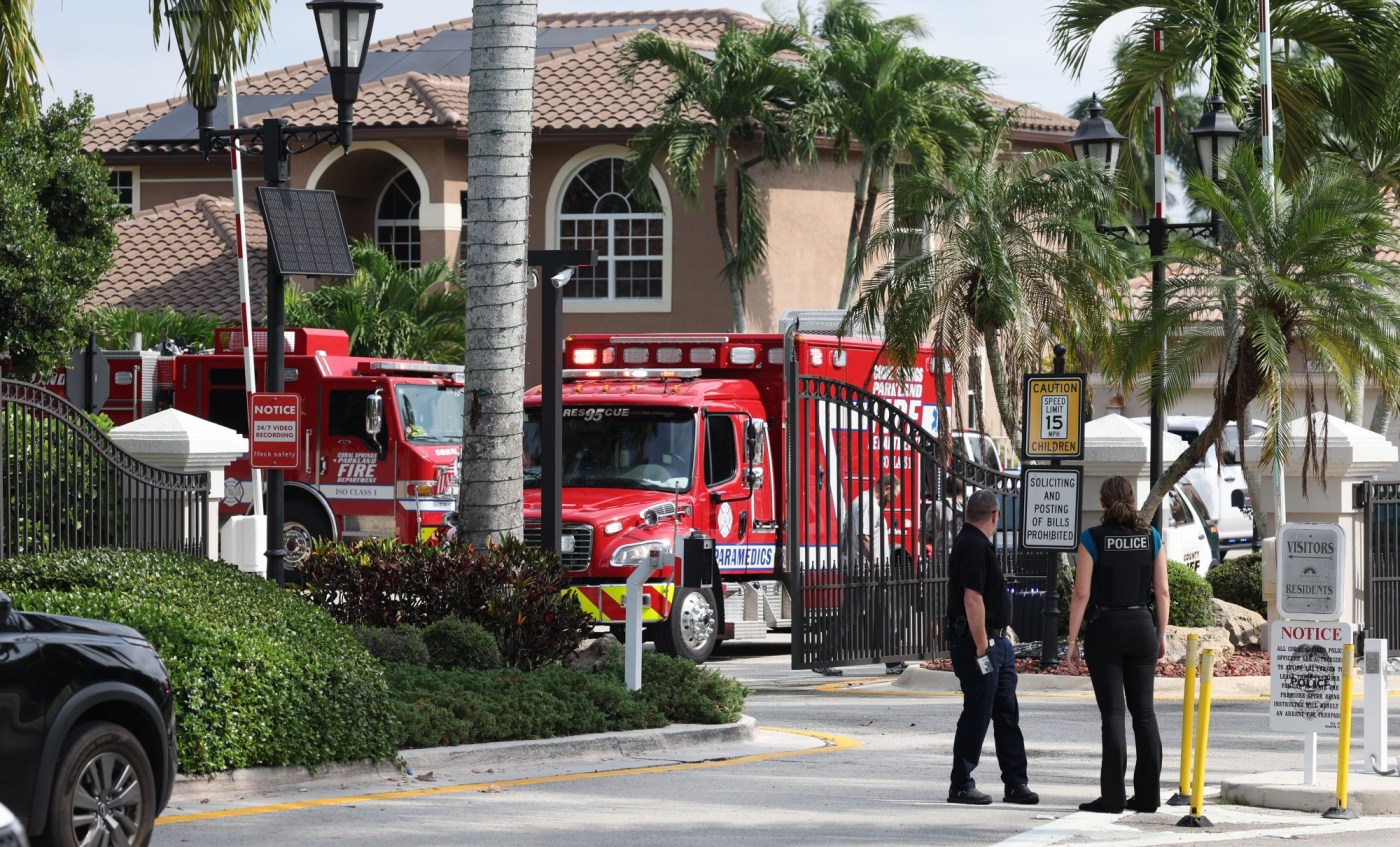 Small plane crashes in lake behind Florida home