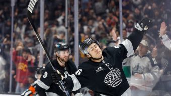 Kings hammer Blackhawks with 6-goal outburst