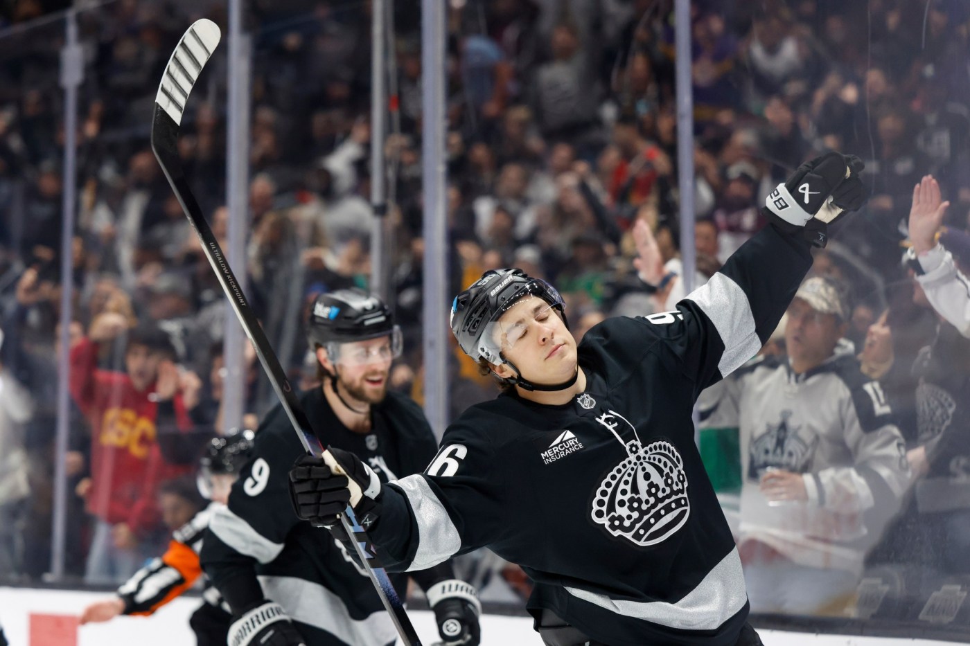 Kings hammer Blackhawks with 6-goal outburst