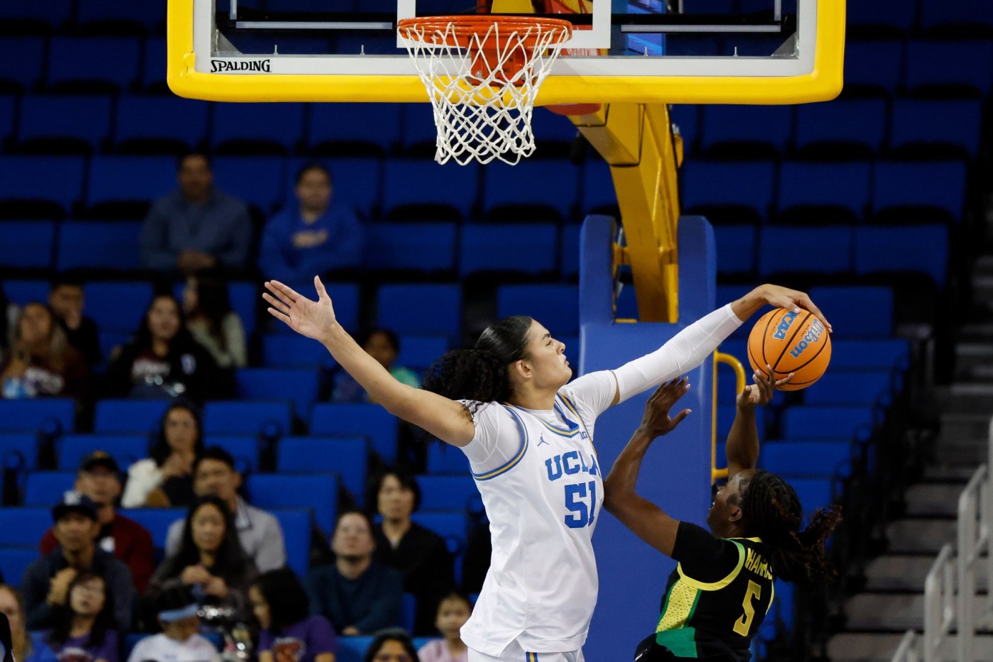 Lauren Betts plays up to billing in UCLA’s rout of Oregon