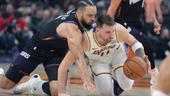 Lakers eke out win over Suns in frantic 4th quarter