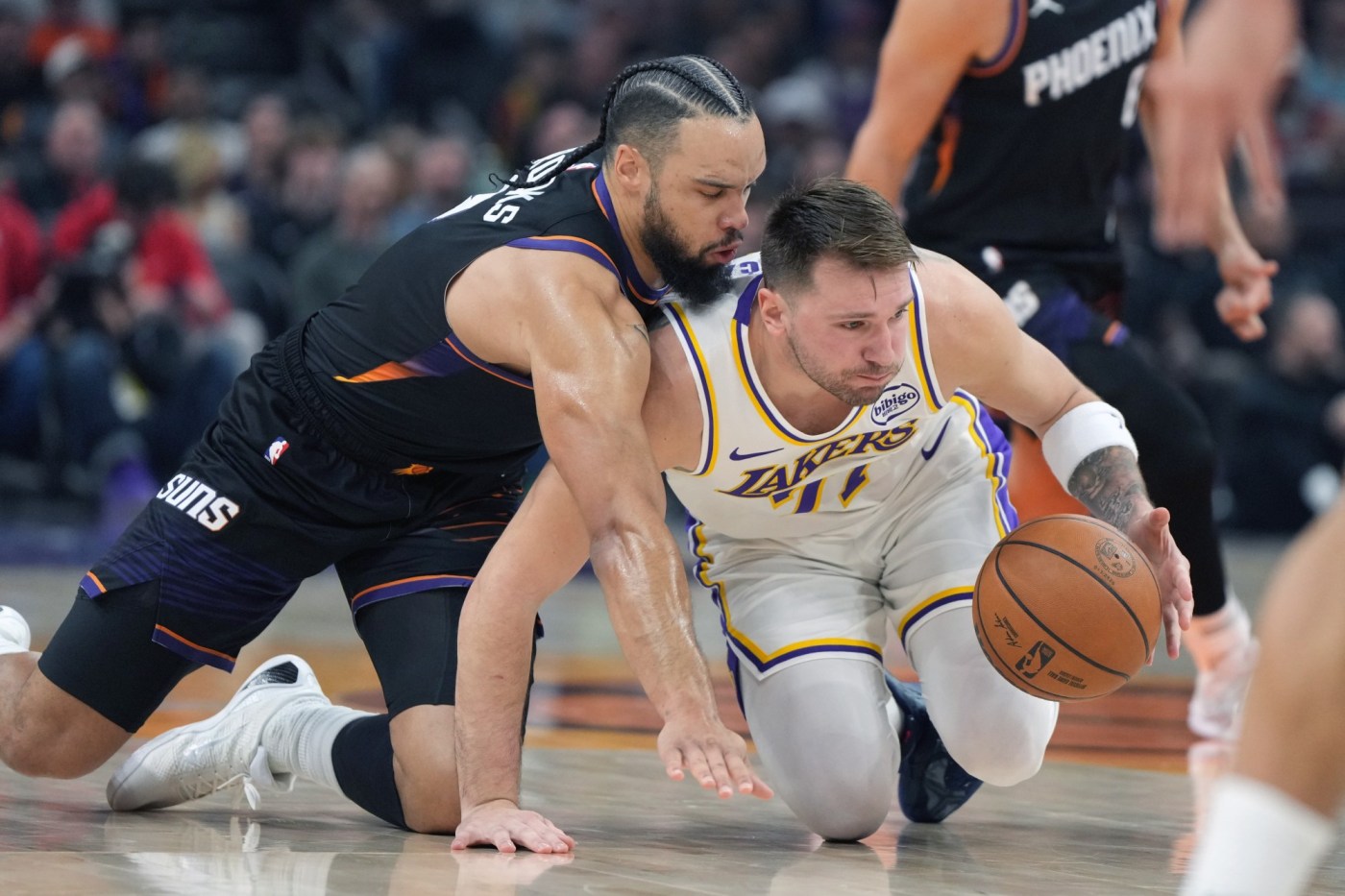 Lakers eke out win over Suns in frantic 4th quarter