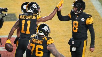Aaron Rodgers, Steelers freeze out Dolphins to stay atop AFC North