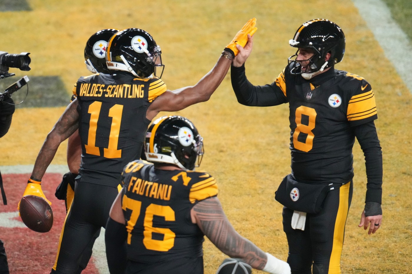Aaron Rodgers, Steelers freeze out Dolphins to stay atop AFC North