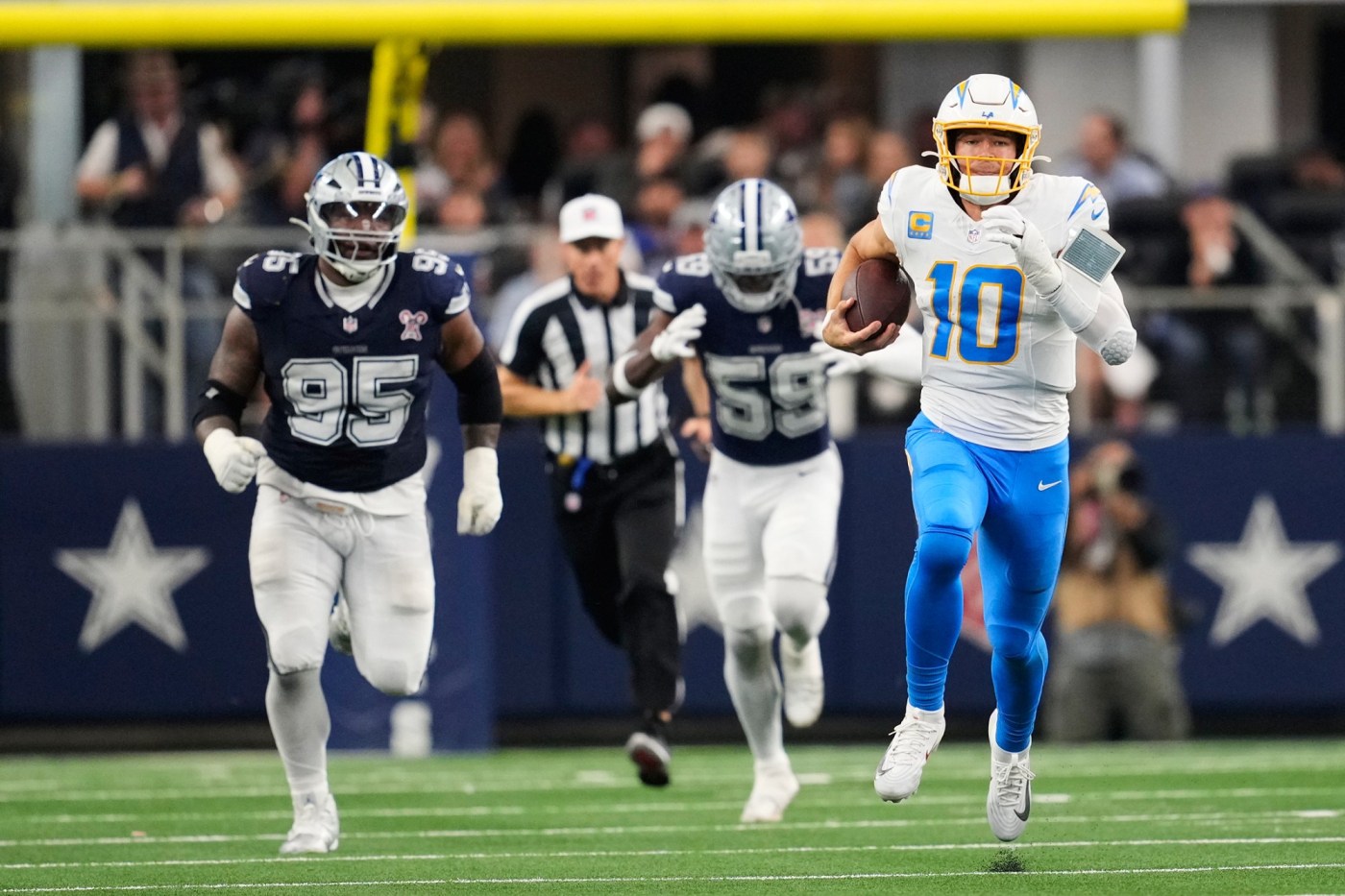 Justin Herbert, Chargers rout Cowboys, edge closer to playoffs