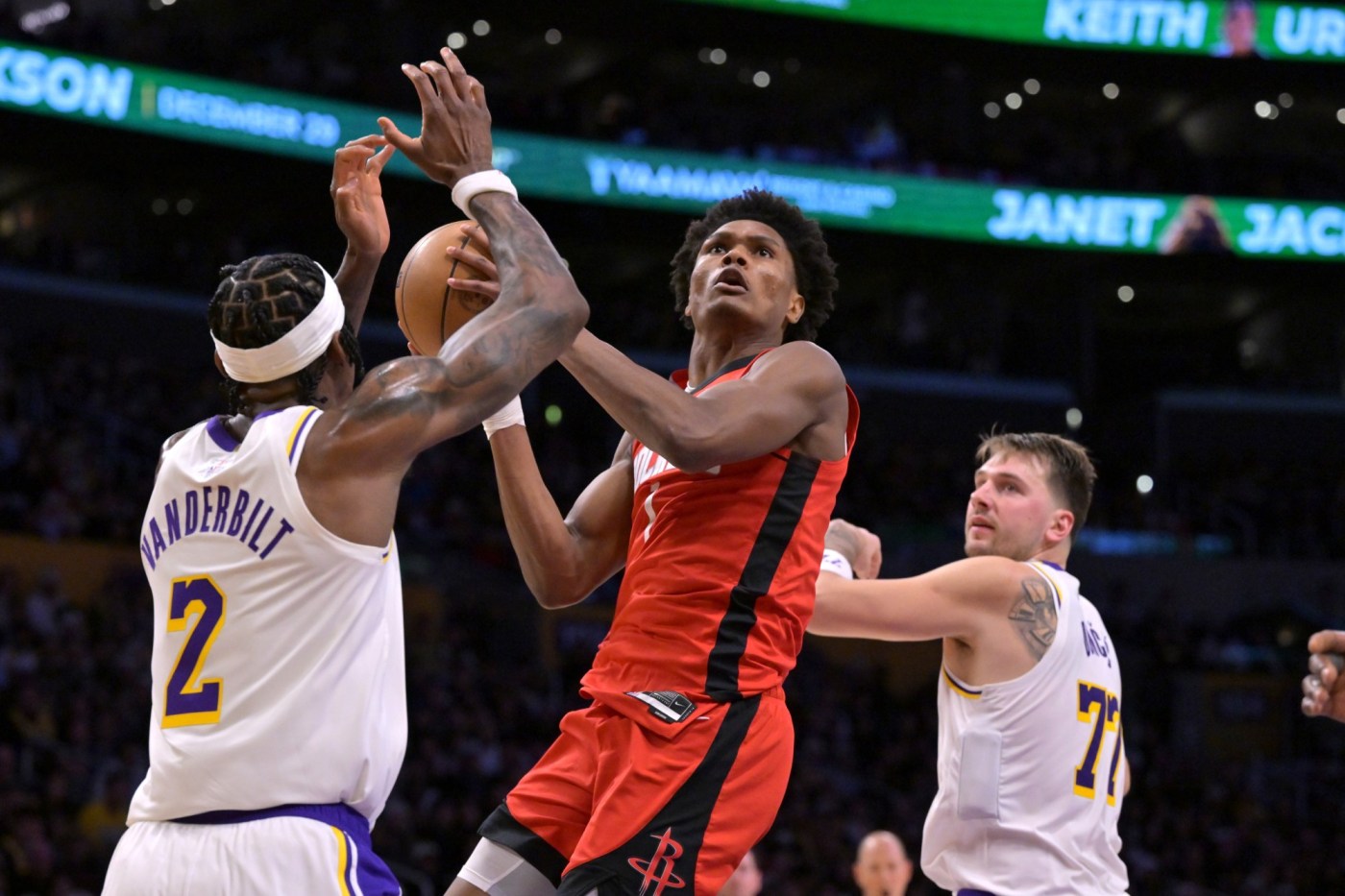 Lakers drop 3rd straight with Christmas Day loss to Rockets