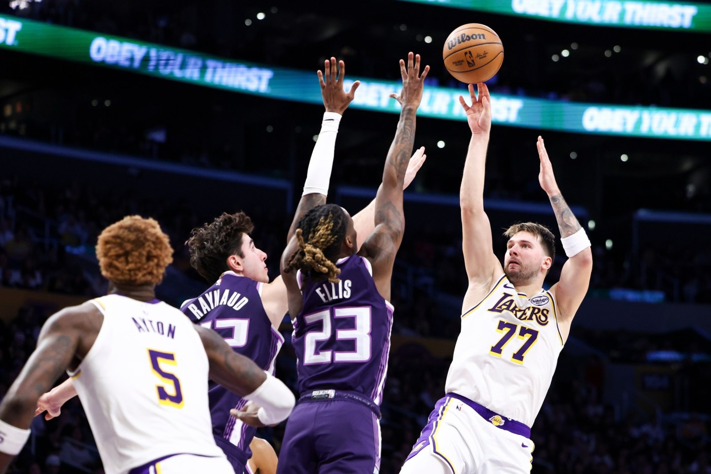 Lakers blow past Kings to snap 3-game skid