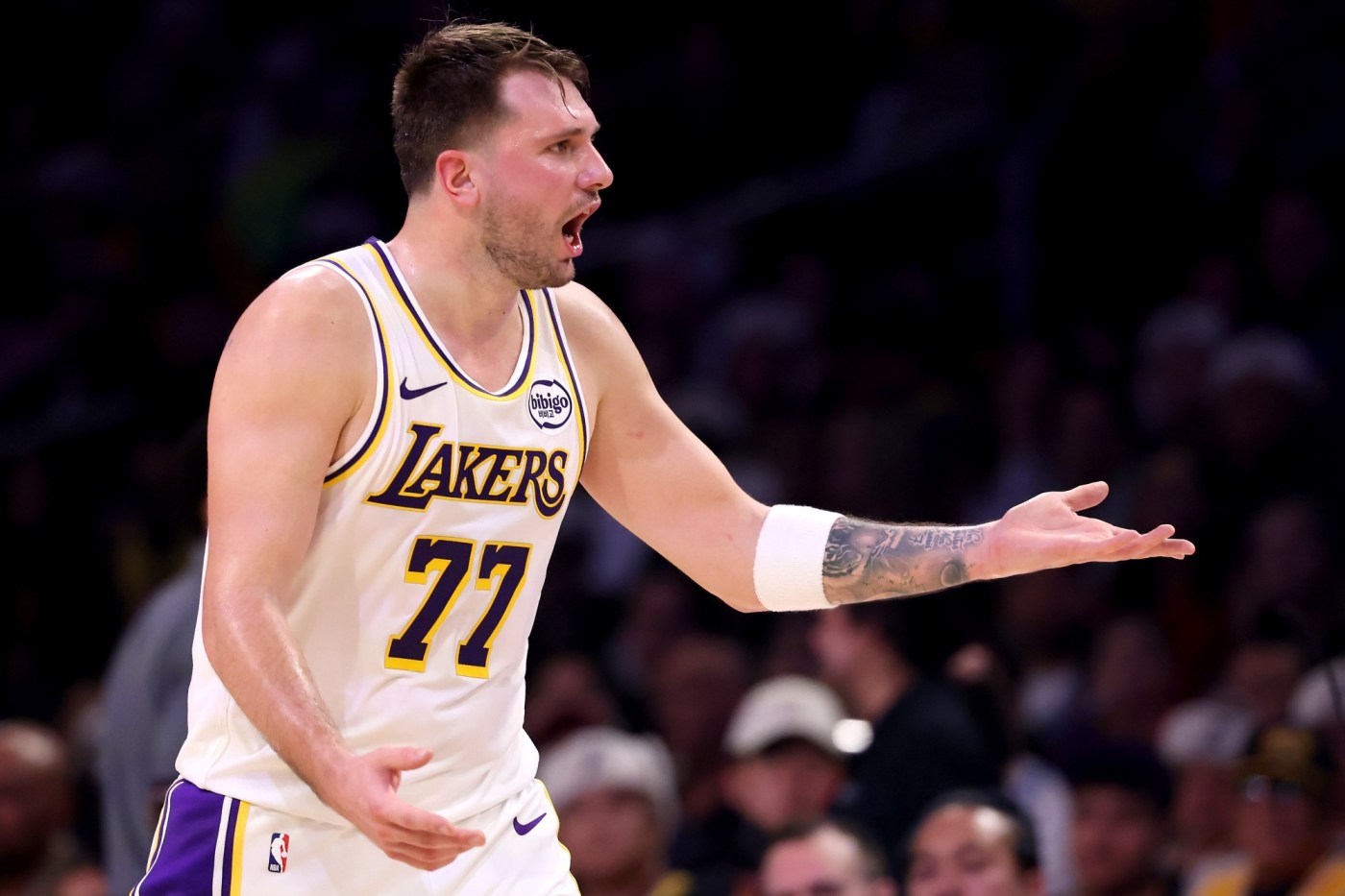 Lakers get preferred starting lineup back in Christmas clash with Rockets