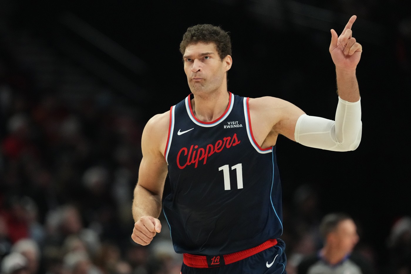 Clippers dominate 2nd half to beat Blazers for 3rd straight win