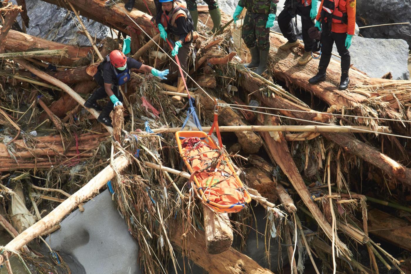 More than 1,300 dead from floods in Indonesia, Sri Lanka and Thailand as rescue efforts intensify