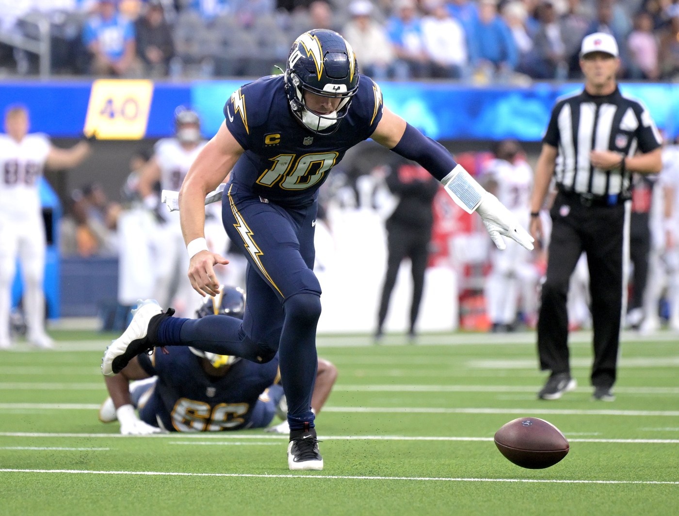 Alexander: Chargers disappoint a crowd that was pretty much all theirs