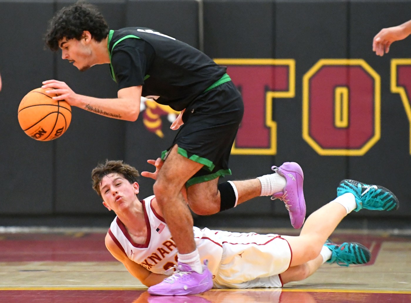 Thousand Oaks boys basketball shuts down Oxnard to stay unbeaten