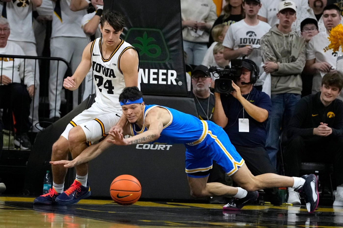 UCLA men’s late surge falls short at No. 25 Iowa