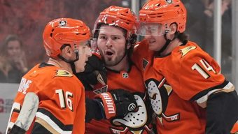 Ducks hold off struggling Rangers for 4th straight win