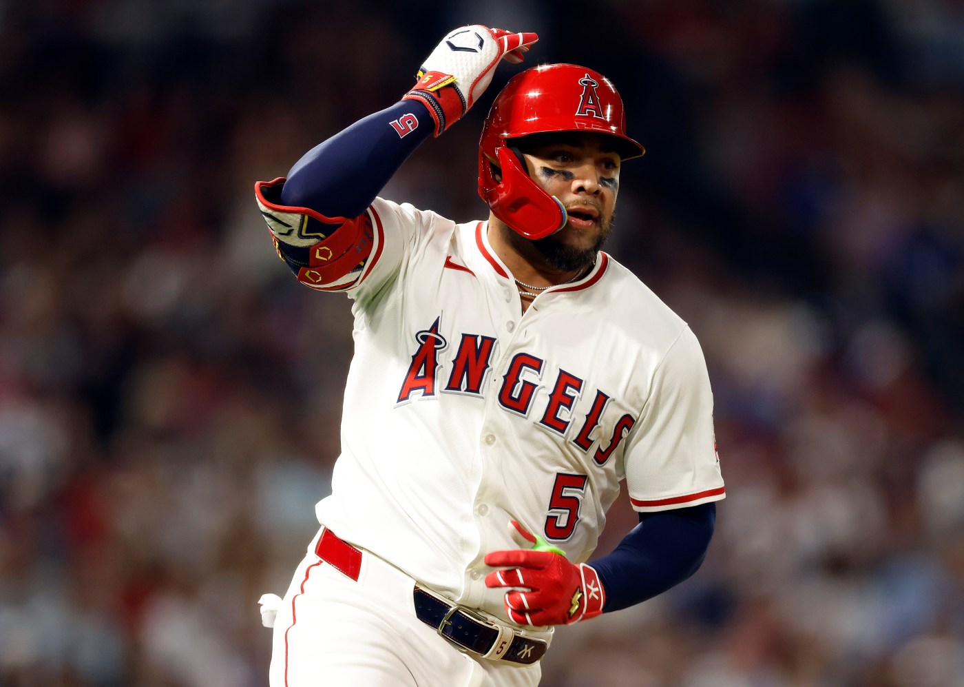 Angels to re-sign third baseman Yoán Moncada