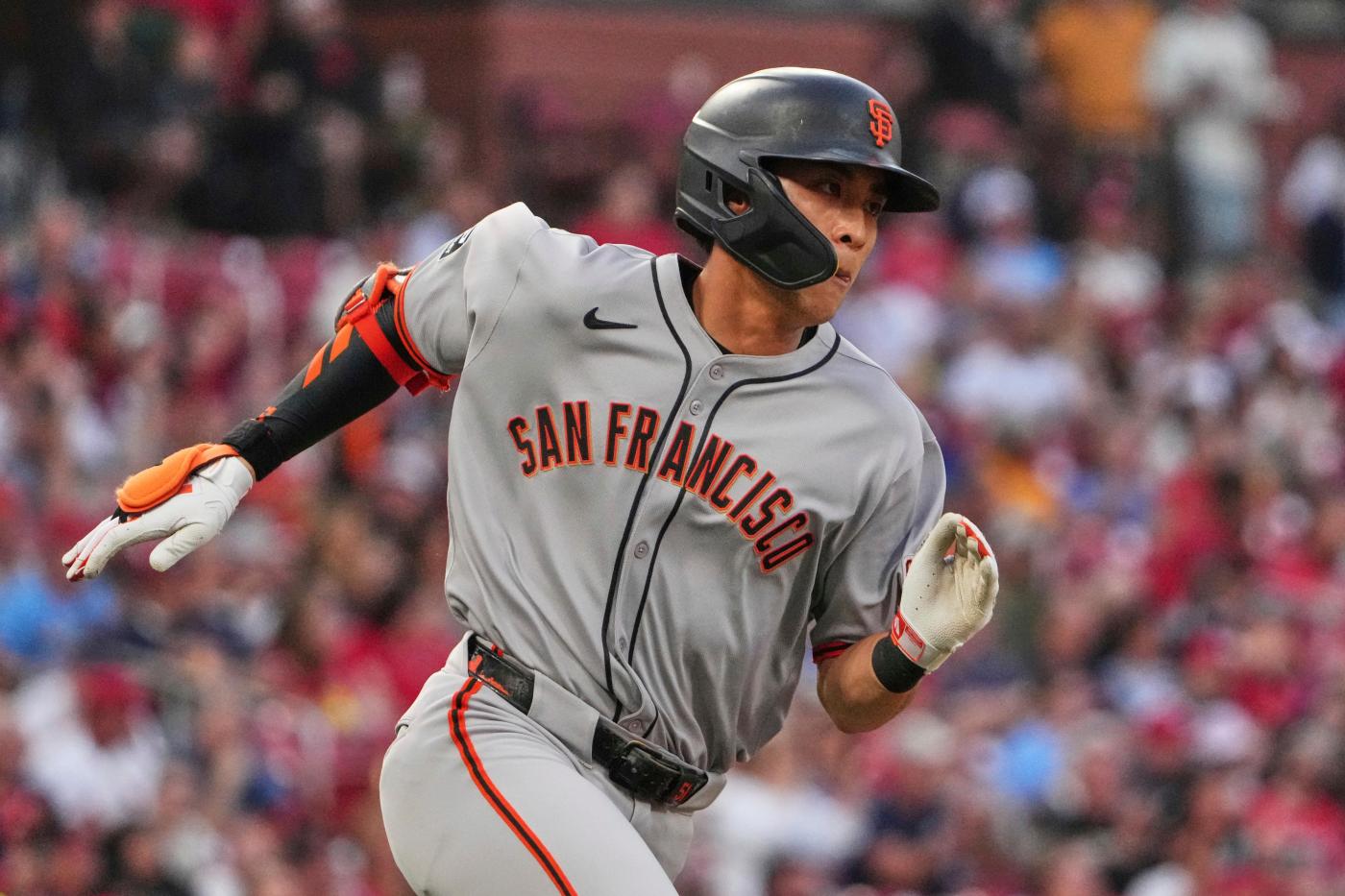 Giants OF Jung Hoo Lee stopped briefly at LAX because of missing travel documents, AP source says