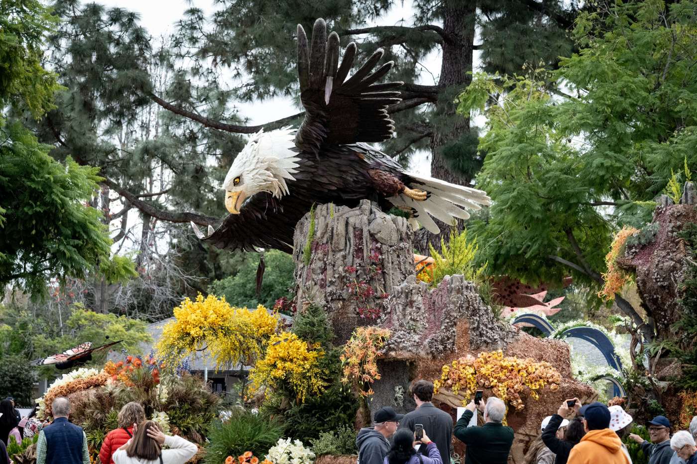Thousands brave rain for Float Fest, glimpse of Rose Parade entries up close