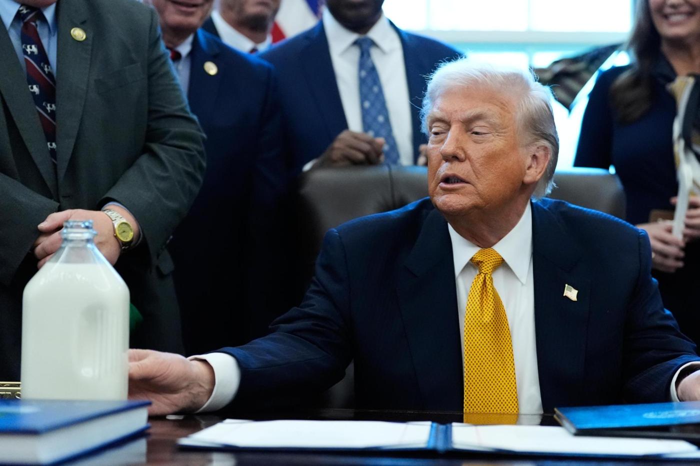 Trump signs a law returning whole milk to school lunches